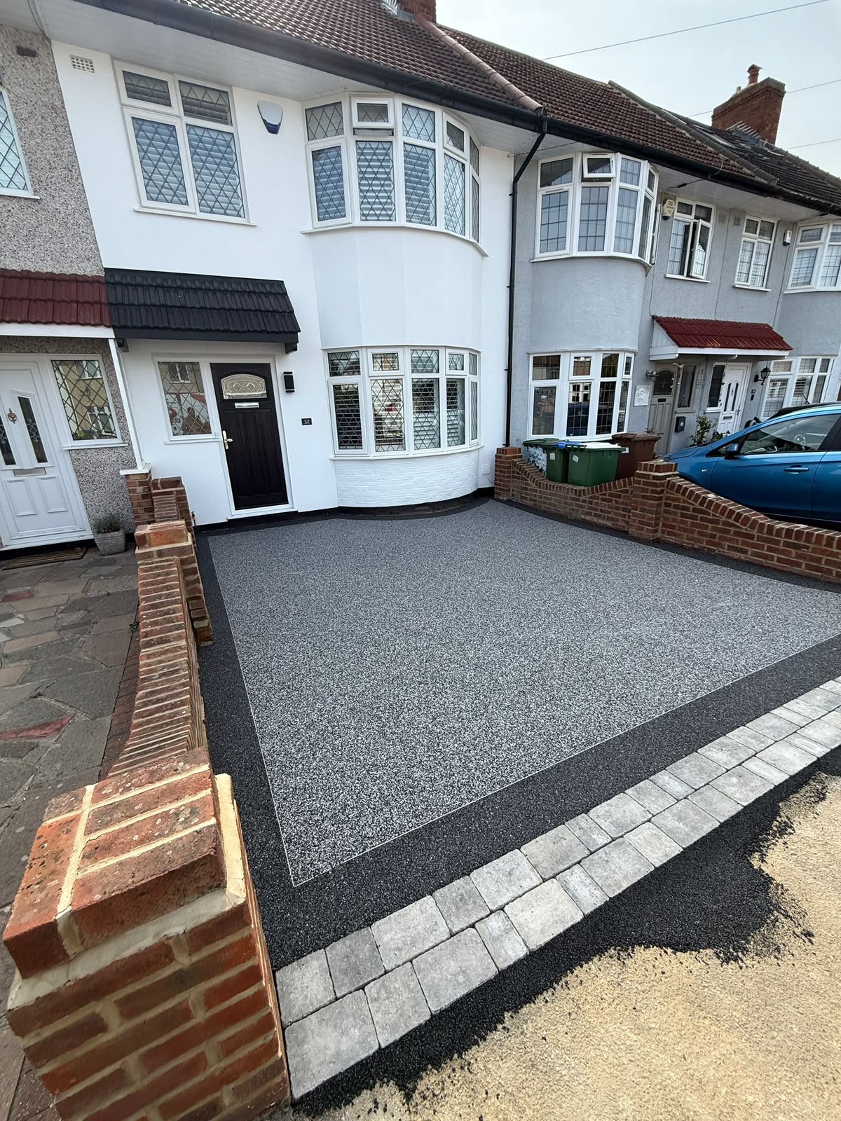 Silver resin bound driveway with charcoal border and cobble edge